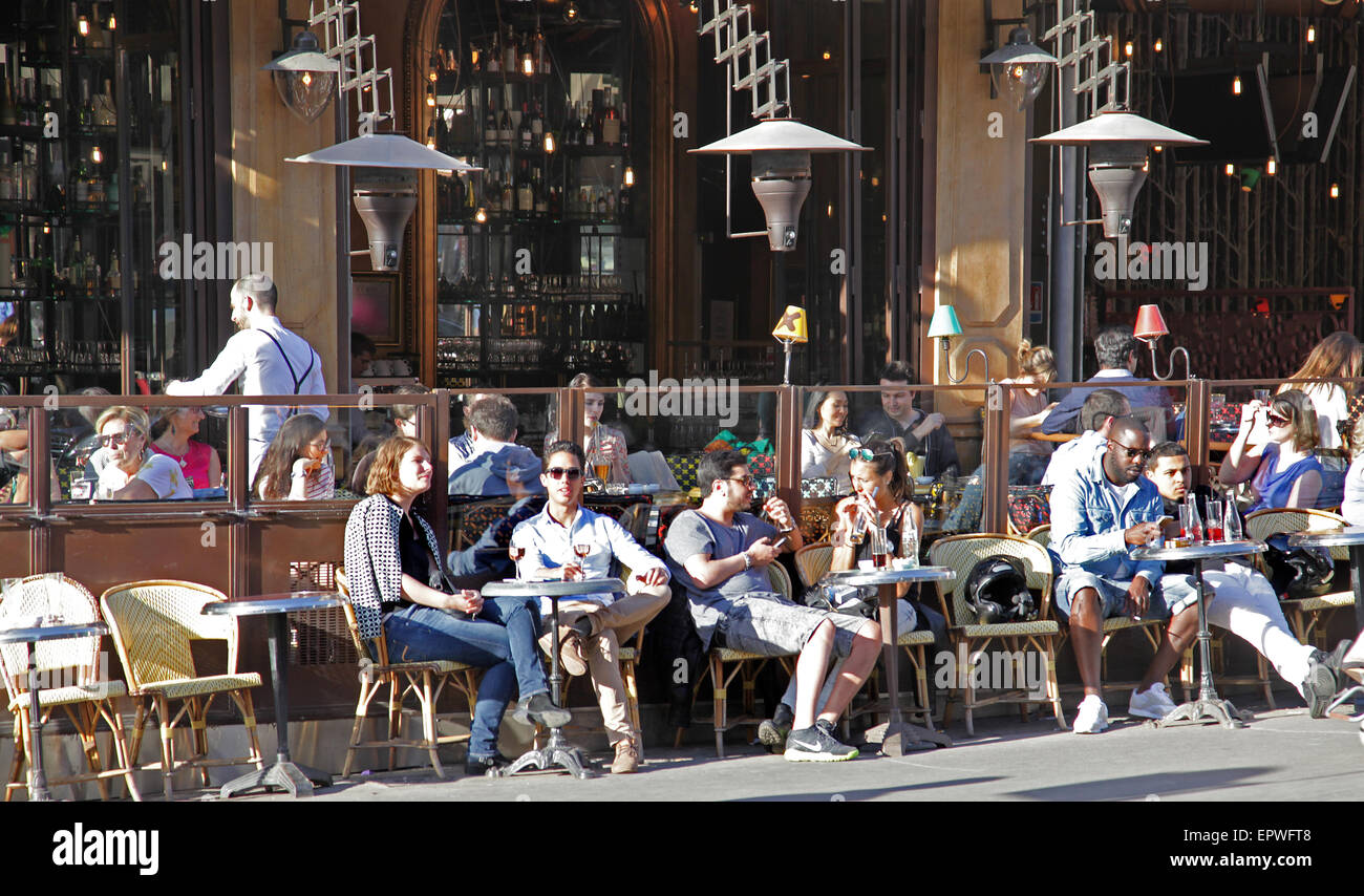 Parigi Boulevard Saint-Germain ristorante bistrot teracce Parigi in primavera cultura gastronomica francese. Foto Stock