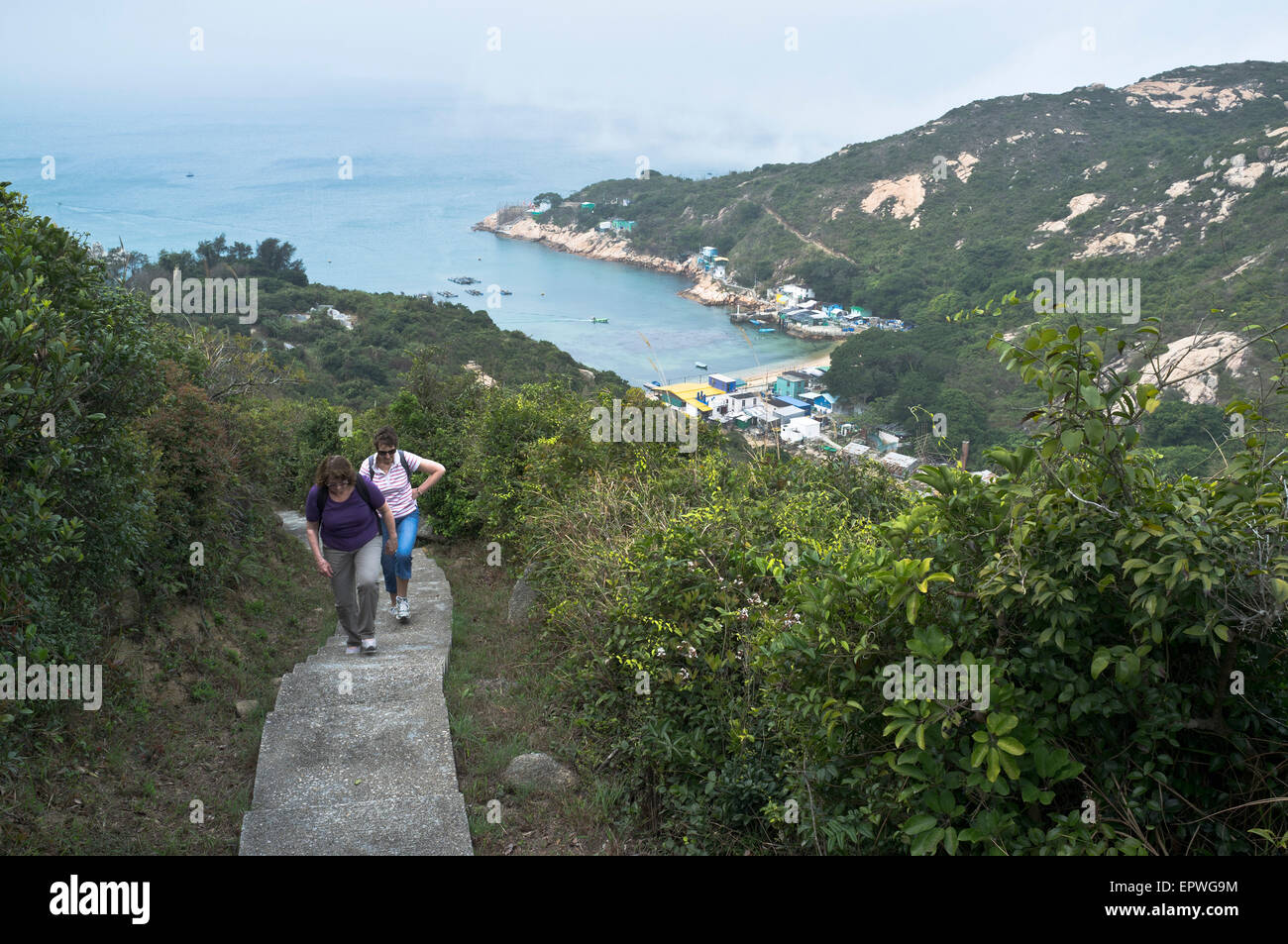 Dh sentiero PO TOI HONG KONG Tourist donne gli escursionisti a piedi il percorso Po Toi Isola di Hong Kong a piedi Foto Stock