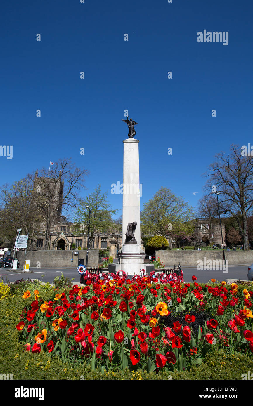 Città di Skipton, Inghilterra. Molla di pittoresca vista del WW1 memorial a Skipton's High Street. Foto Stock