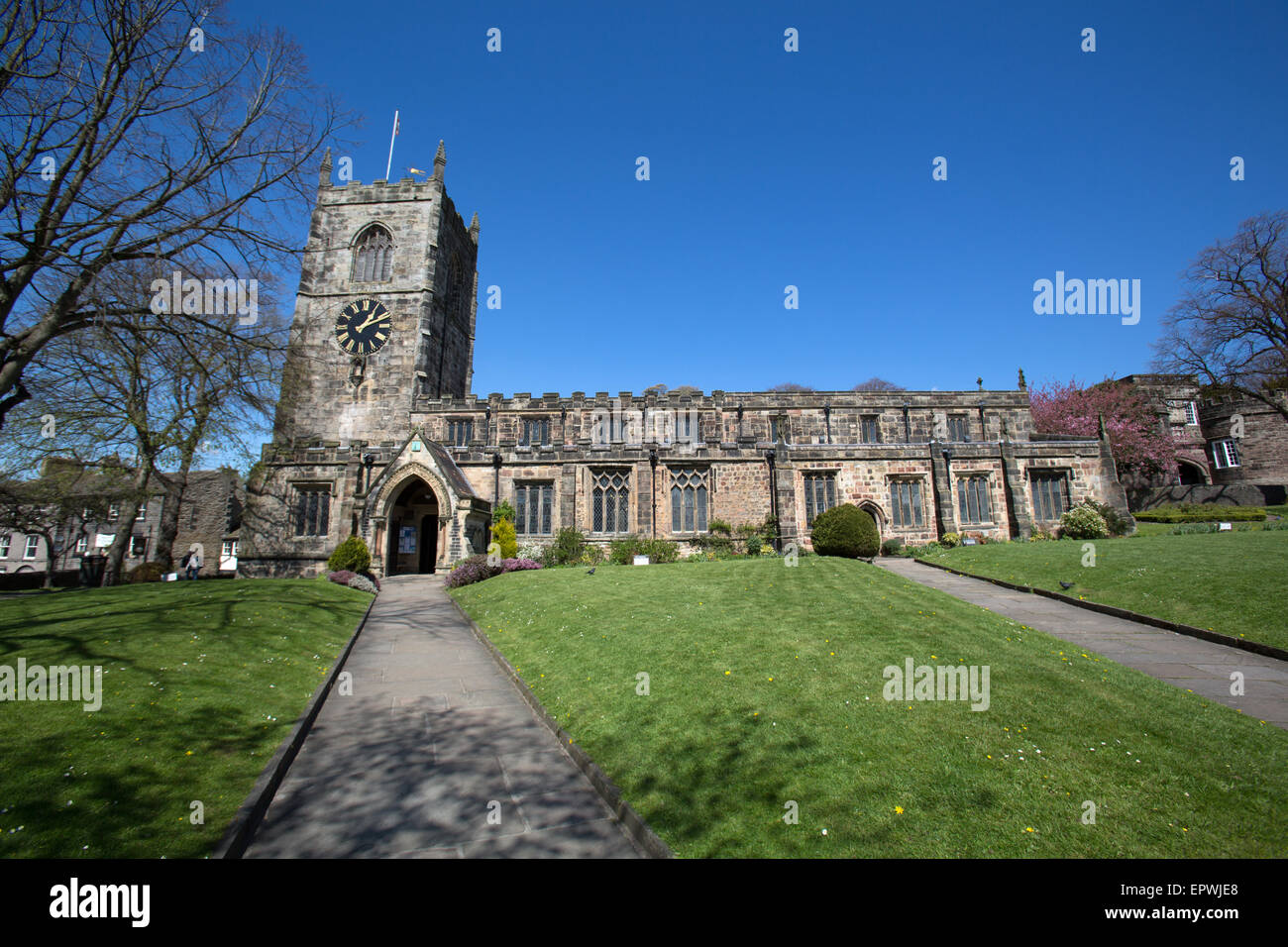 Città di Skipton, Inghilterra. Molla di pittoresca vista la medievale chiesa della Santa Trinità. Foto Stock