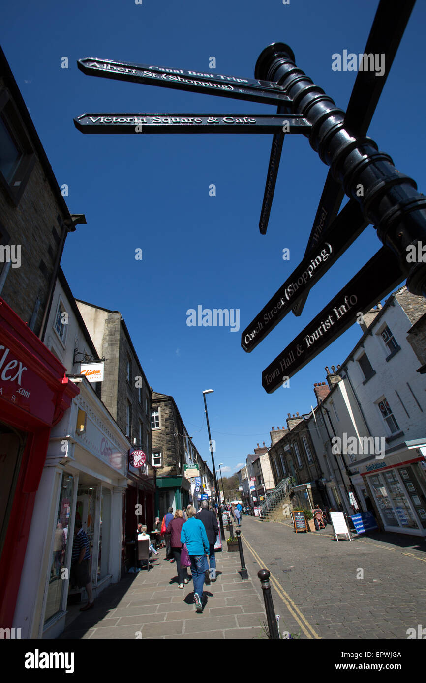 Città di Skipton, Inghilterra. Vista pittoresca su una direzione turistica firmare a Skipton's Sheep Street. Foto Stock