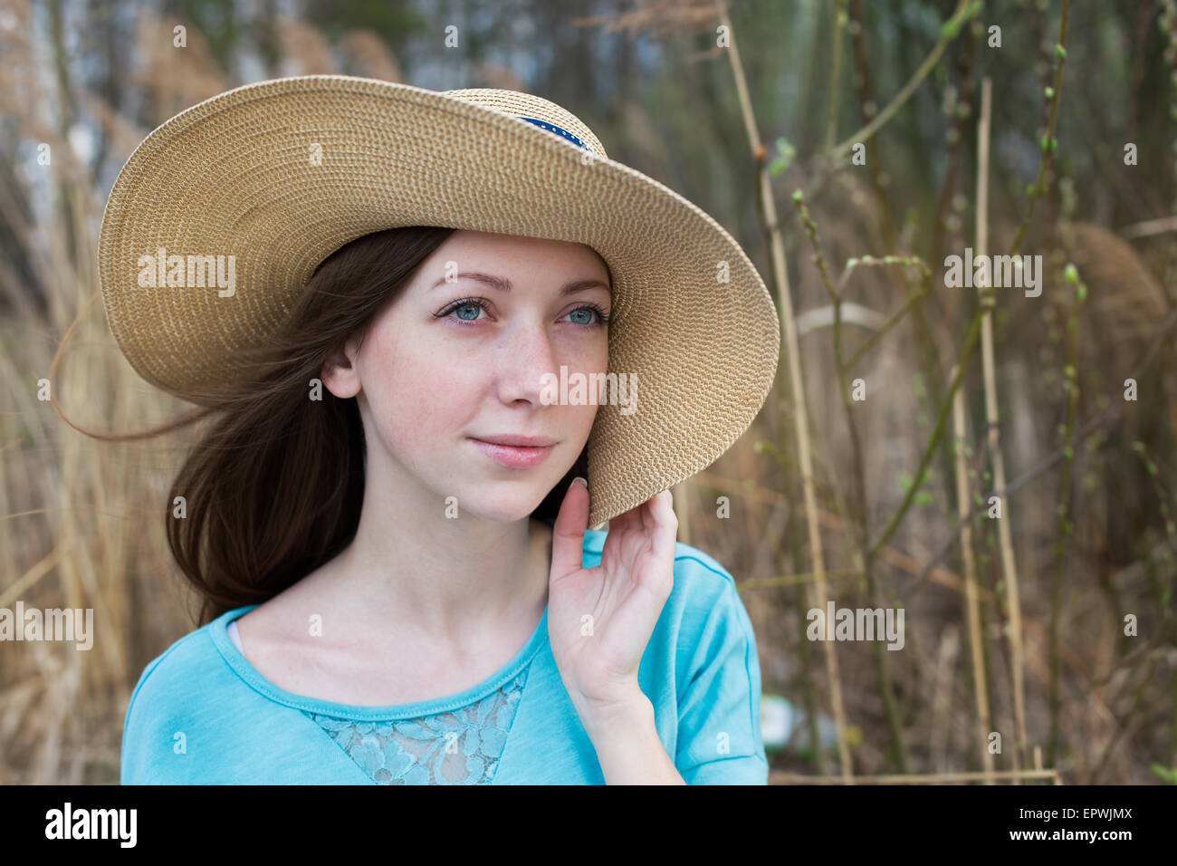 Freckled ragazza in hat sognare in una giornata di vento Foto Stock