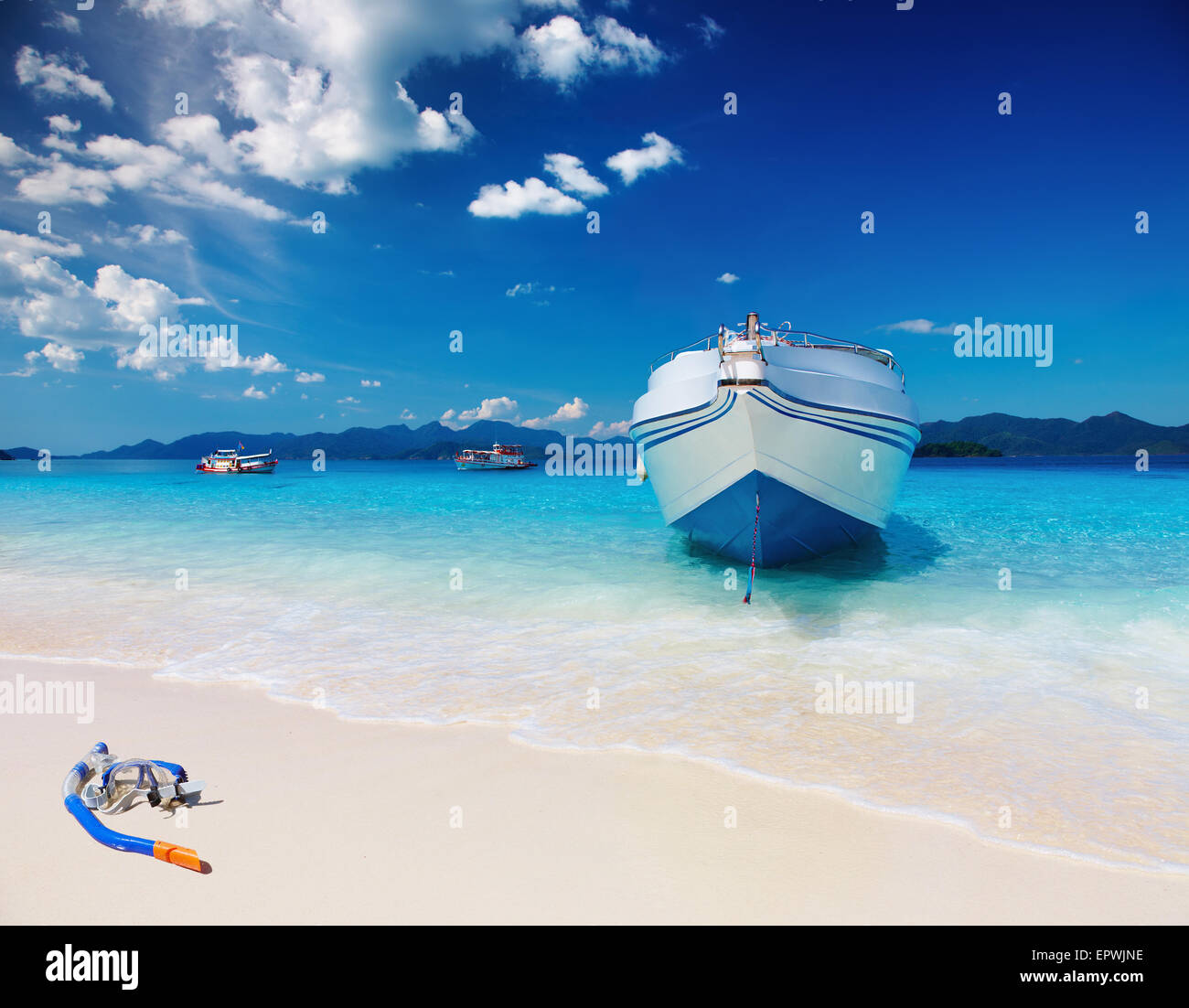 Spiaggia tropicale con sabbia bianca e mare azzurro Foto Stock