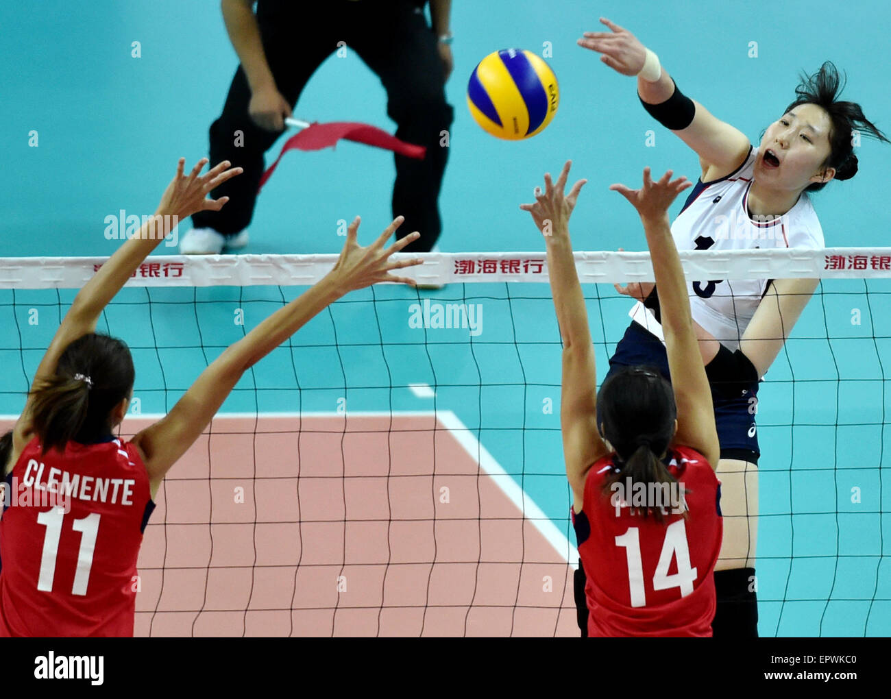 Tianjin, Cina. 21 Maggio, 2015. Park Jeongah (R) della Corea del Sud punte la sfera durante un gruppo D match contro Philippine al 2015 Asian femminile di pallavolo Campionato di Tianjin, Cina del nord, 21 maggio 2015. © Zhang Chenlin/Xinhua/Alamy Live News Foto Stock