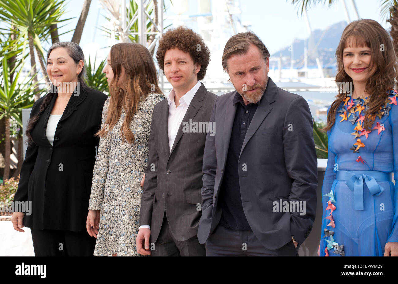 Cannes, Francia. 22 Maggio, 2015. L'attrice Robin Bartlett, Sarah Sutherland, direttore Michel Franco, attore Tim Roth, attrice Nailea Norvind presso la cronica pellicola fotografica chiamata al 68esimo Festival del Cinema di Cannes venerdì 22 maggio 2015, Cannes, Francia. Credito: Doreen Kennedy/Alamy Live News Foto Stock