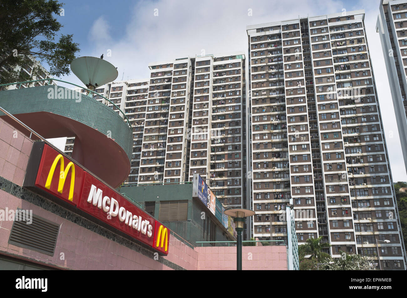 dh Flats chi fu HONG KONG Chi fu fa Yuen fu Public Housing McDonalds sign china fastfood Foto Stock