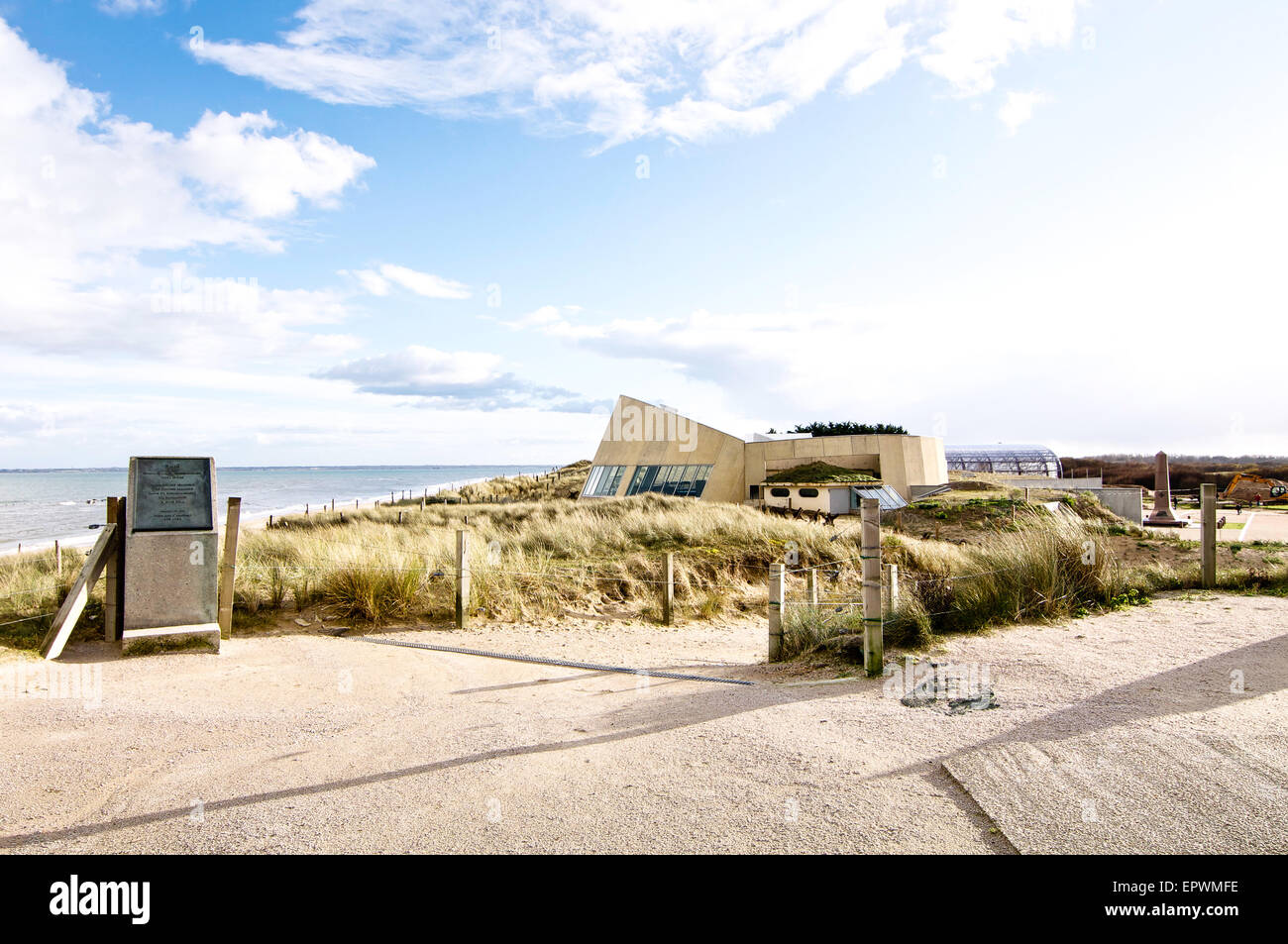 La Utah Beach Museum in Normandia, Francia che si adagia fra le dune di sabbia a Utah Beach, una D-giorno spiaggia di sbarco dalla seconda guerra mondiale. Foto Stock