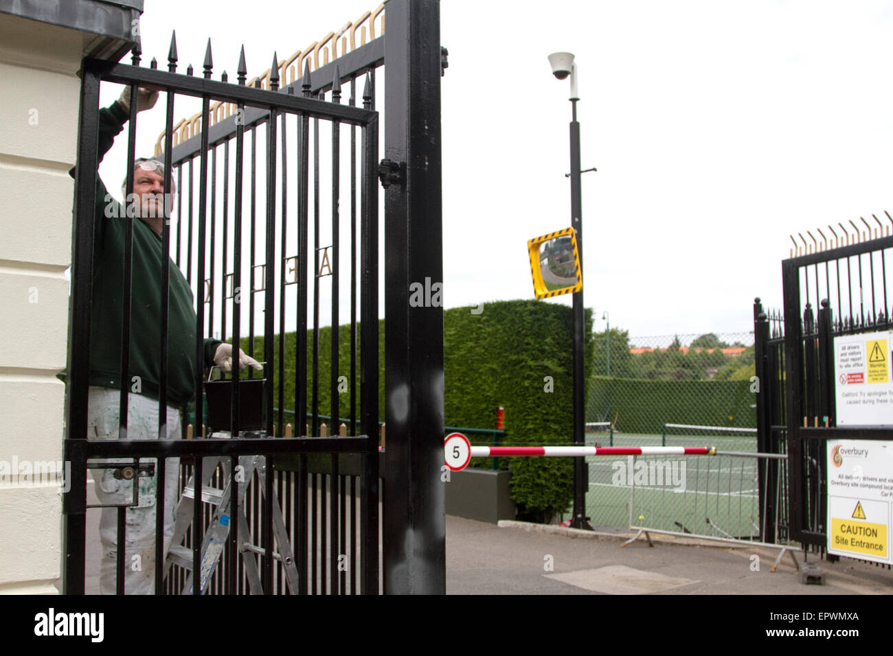 Il torneo di Wimbledon di Londra, Regno Unito. 22 Maggio, 2015. Operai dipingere le ringhiere dei cancelli della AELTC come ottenere i preparativi in corso con cinque settimane fino all'inizio del 2015 campionati di Wimbledon il 29 giugno Credito: amer ghazzal/Alamy Live News Foto Stock