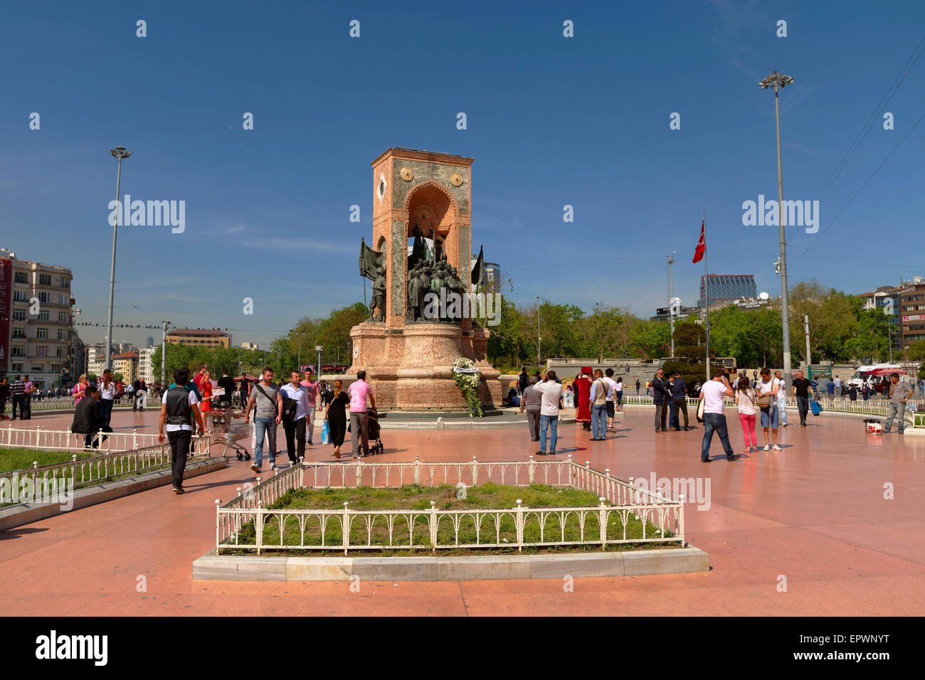 Piazza Taksim, Istanbul con la Repubblica monumento e Ataturk statua con Gezi Park in background. Turchia Foto Stock