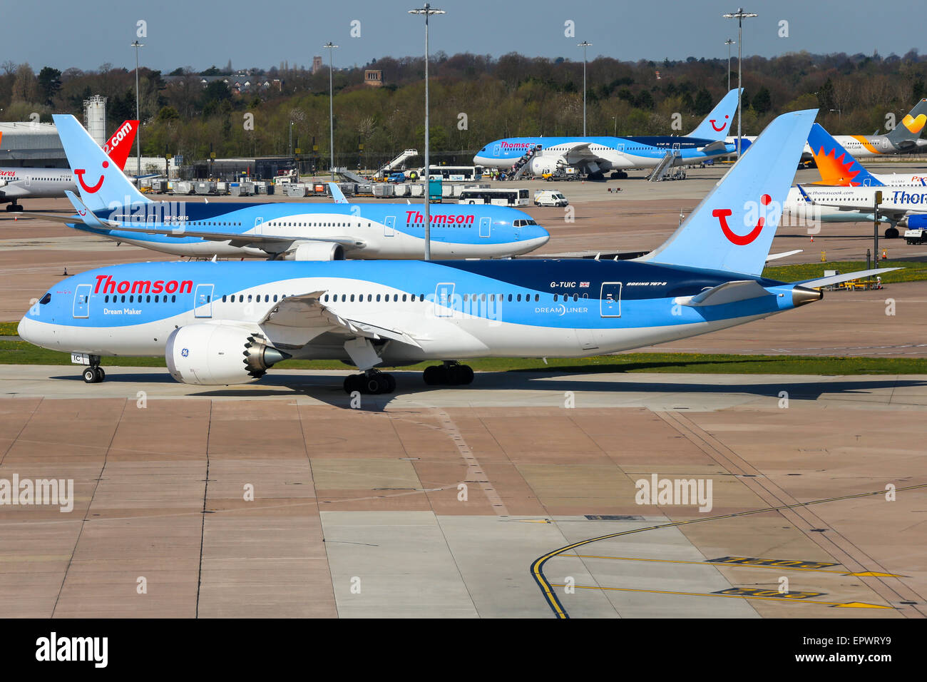 Thomson Airways Boeing 787-8 taxi alla pista di atterraggio 05L all'aeroporto di Manchester. Foto Stock