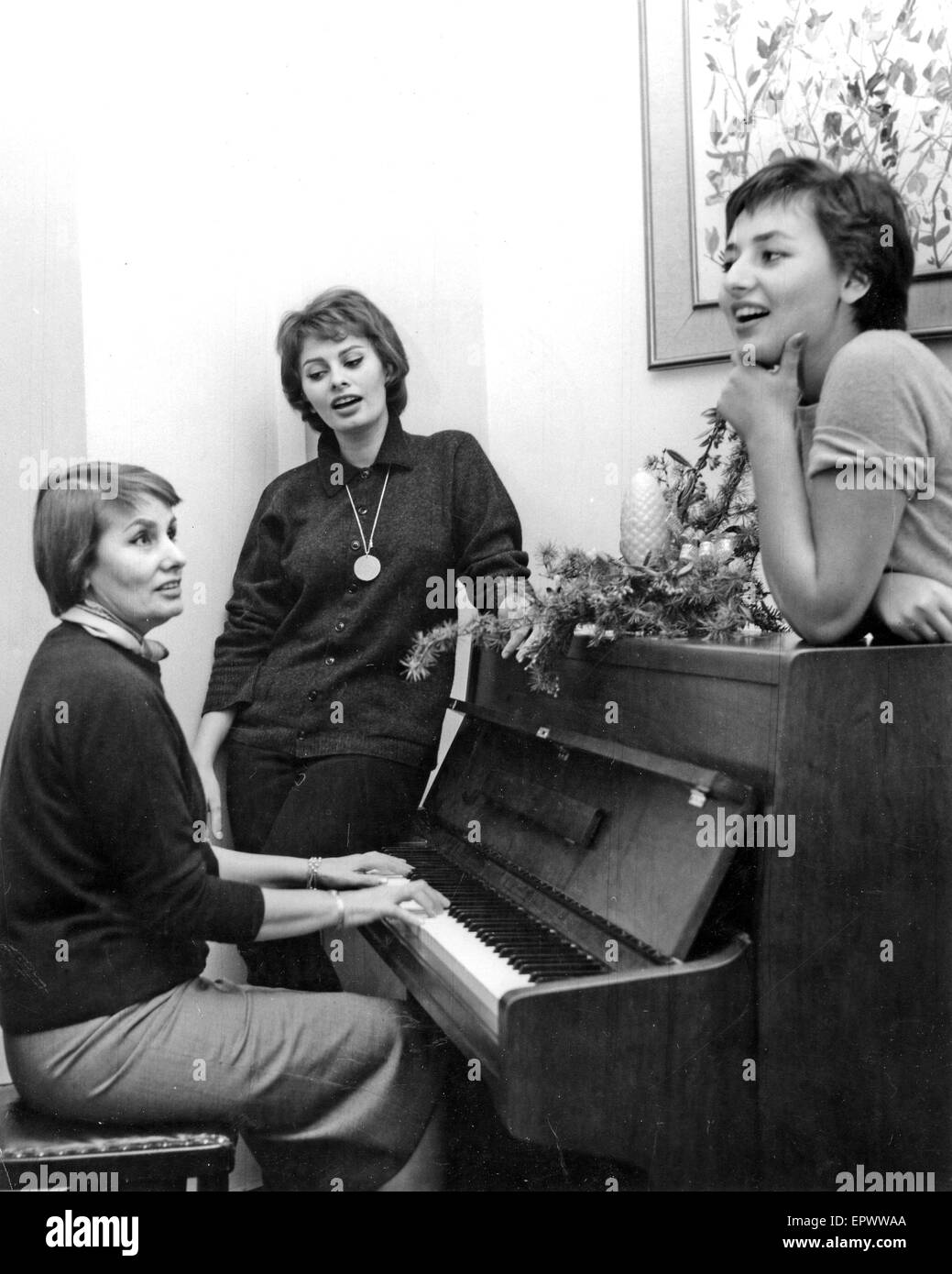SOPHIA LOREN film italiano attrice circa 1960 con sua madre Romilda, un insegnante di pianoforte e di suor Maria. Foto Interphoto Foto Stock