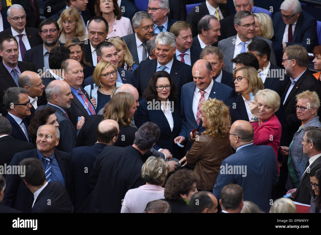 Berlino, Germania. 22 Maggio, 2015. Il Ministro tedesco del lavoro e degli affari sociali Andrea Nahles (SPD, C) e altri membri del Parlamento votare su 'Tarifeinheit' (lit. unità dei salari) bill durante una sessione del Bundestag a Berlino (Germania), 22 maggio 2015. Foto: Rainer Jensen/dpa/Alamy Live News Foto Stock