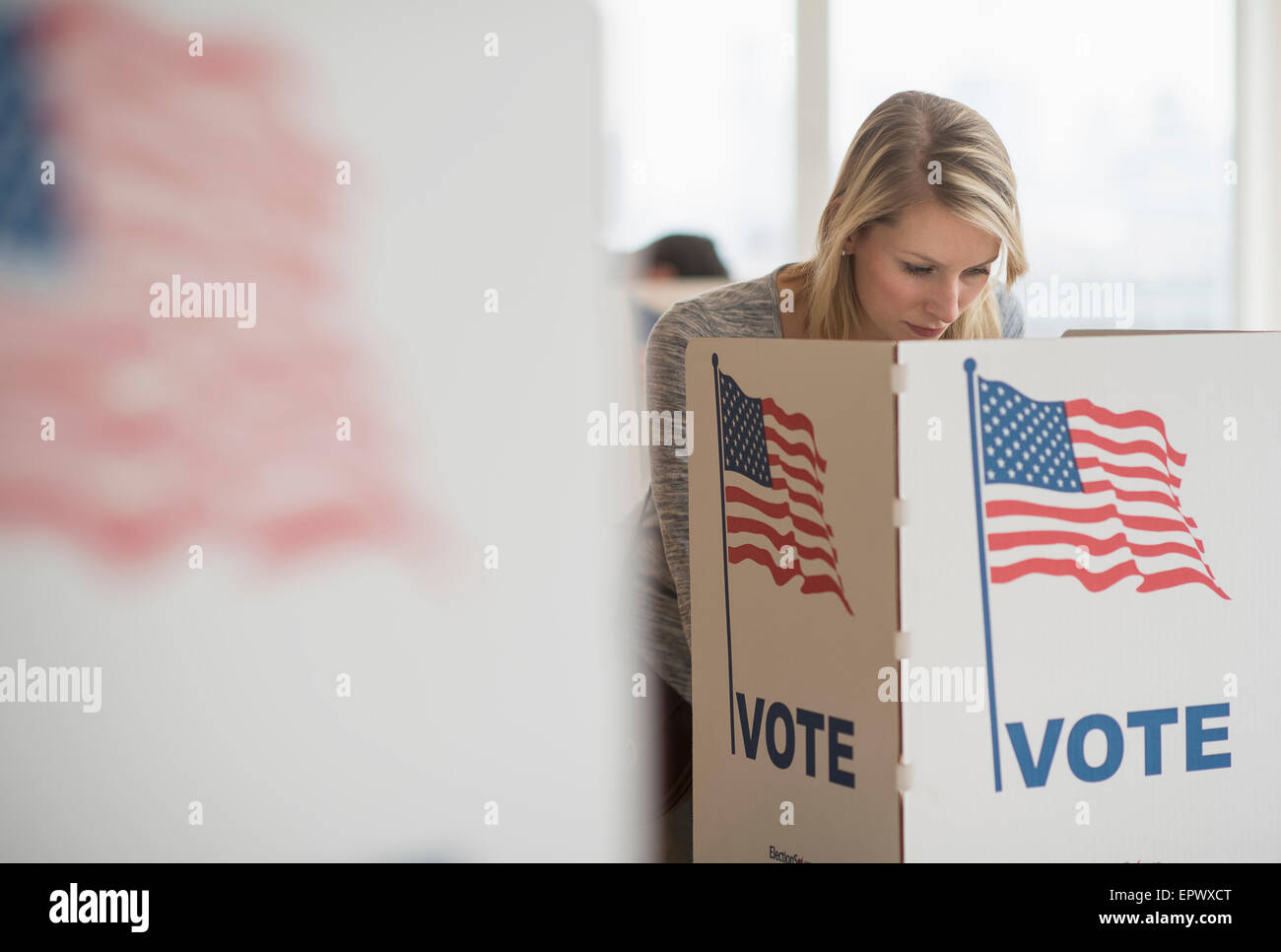 La donna il voto il giorno delle elezioni Foto Stock
