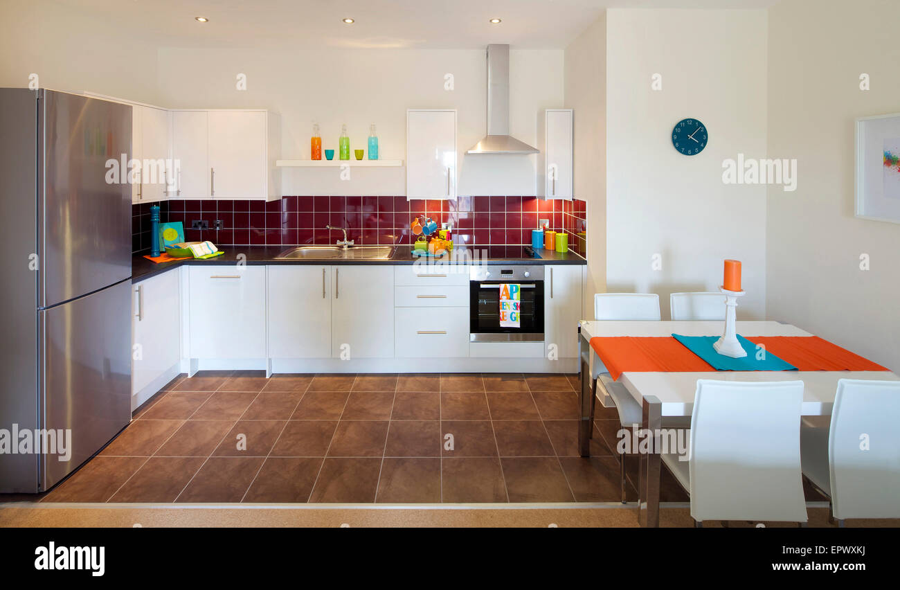Cucina a pianta aperta e zona pranzo in nuova costruzione a Wallis Corte Buckshaw Village, una nuova comunità chorley, lancashire, Regno Unito Foto Stock