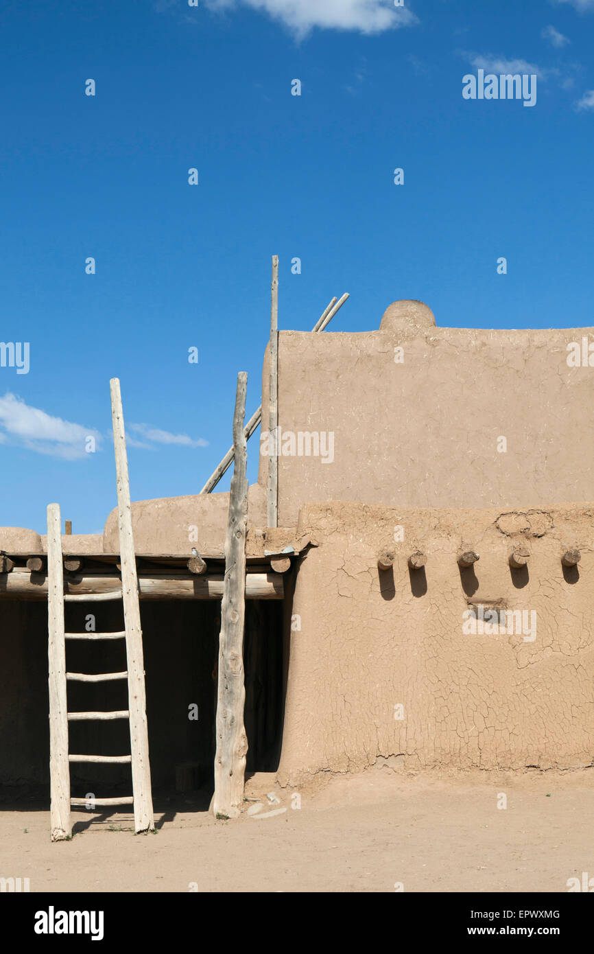 Pueblo scaletta e adobe house a Taos Pueblo, Nuovo Messico, Stati Uniti d'America. Foto Stock
