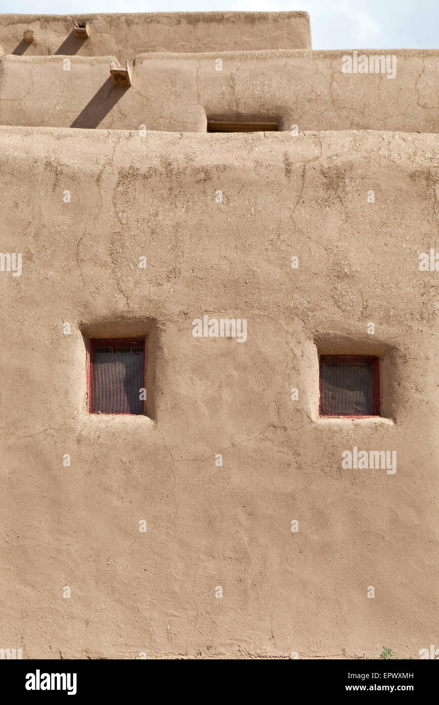 Dettaglio della facciata di case di adobe in Taos Pueblo, Nuovo Messico, Stati Uniti d'America. Foto Stock