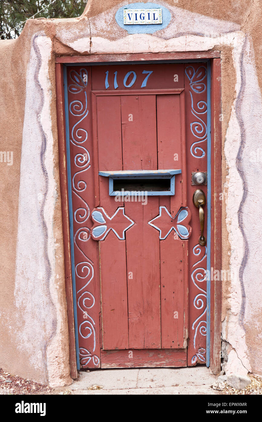 Adobe house porta a Santa Fe, New Mexico, negli Stati Uniti. Foto Stock