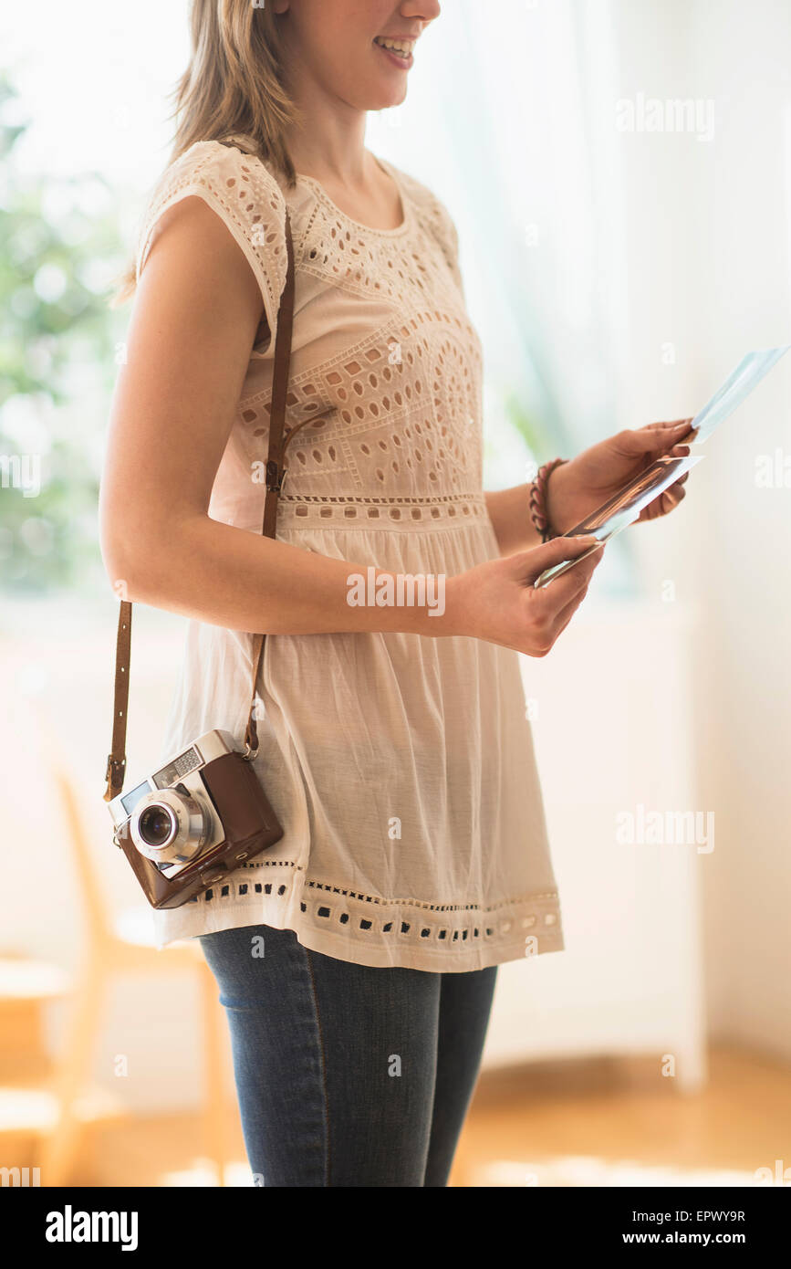 Donna che mantiene antiche della fotocamera e delle foto Foto Stock