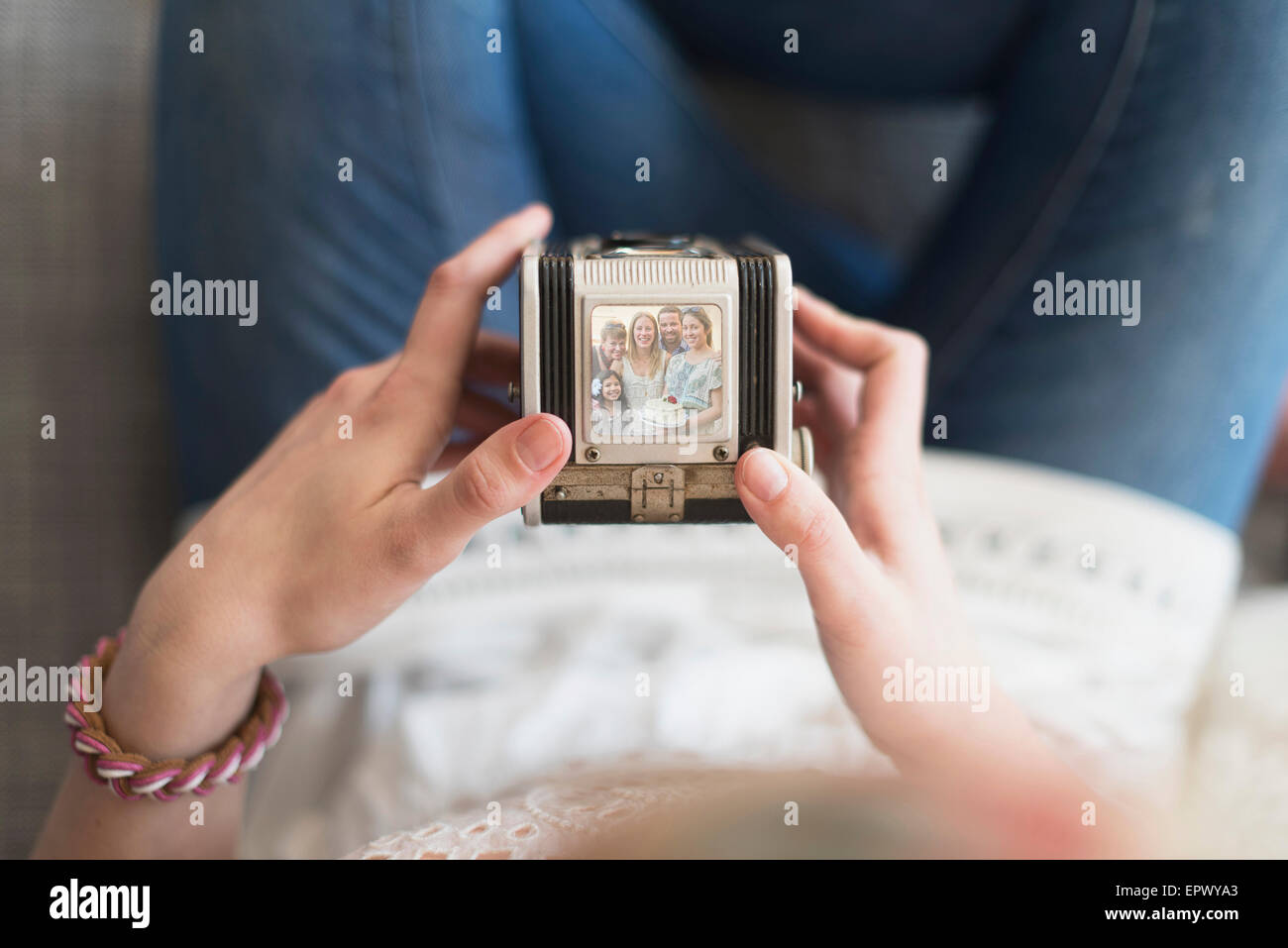 Donna che mantiene la telecamera di antiquariato Foto Stock