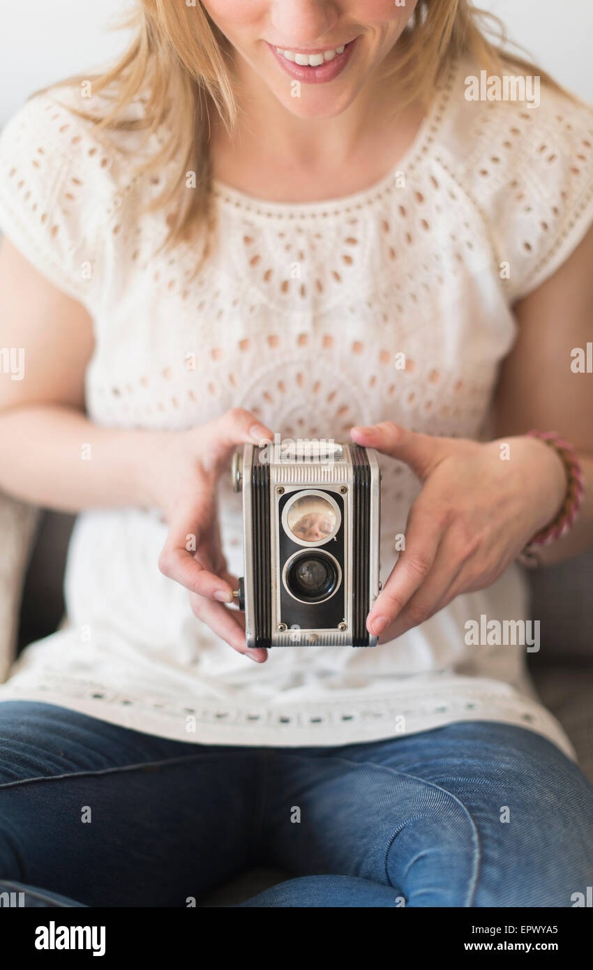 Donna che utilizza fotocamera antichi Foto Stock