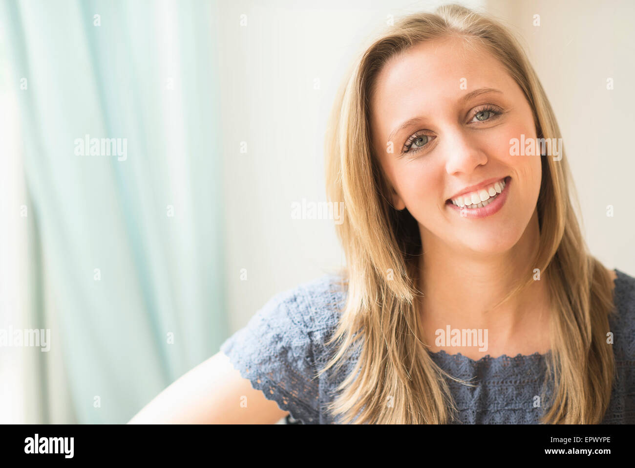 Ritratto di donna sorridente Foto Stock
