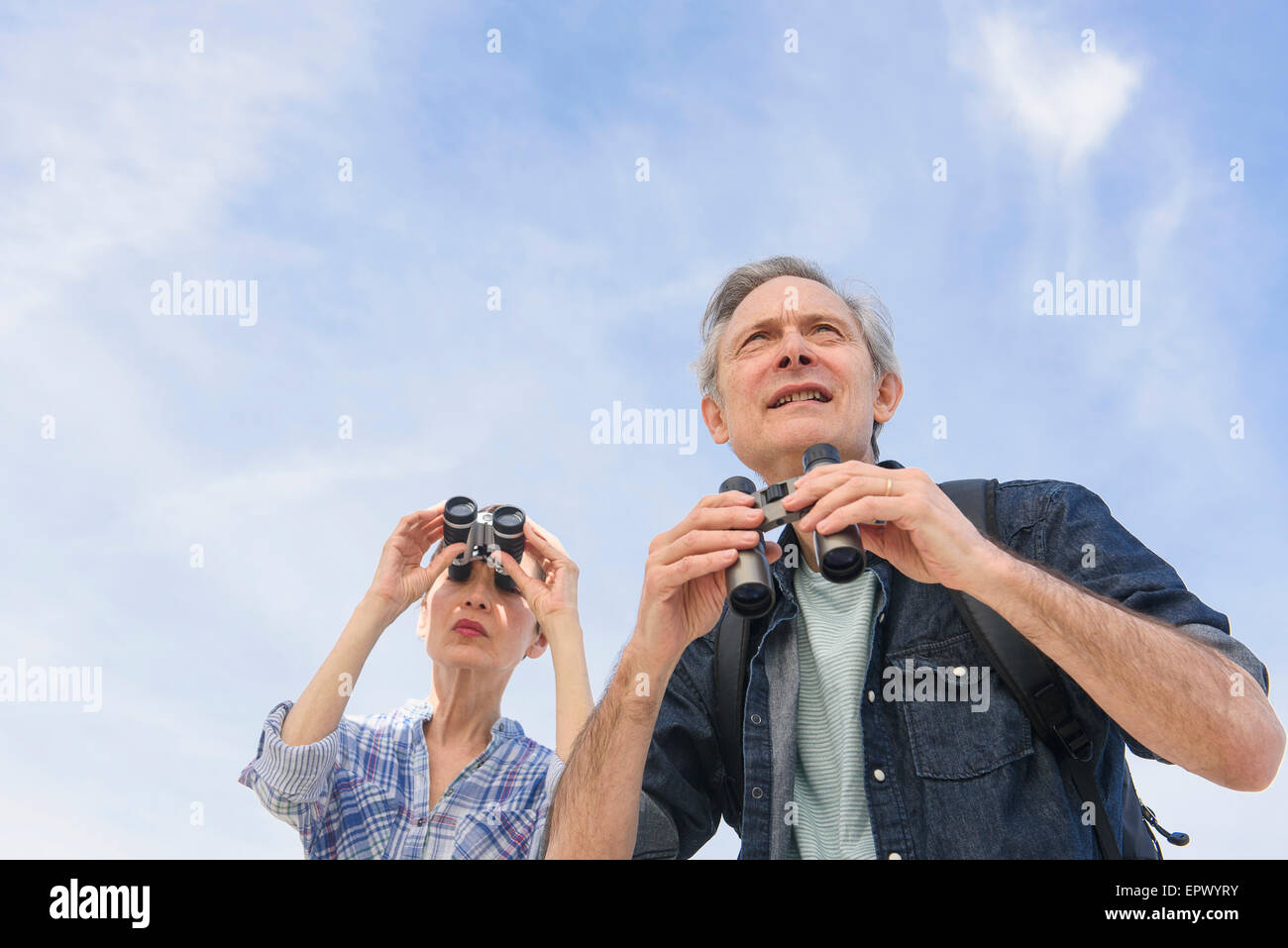 Coppia senior guardando gli uccelli con il binocolo Foto Stock