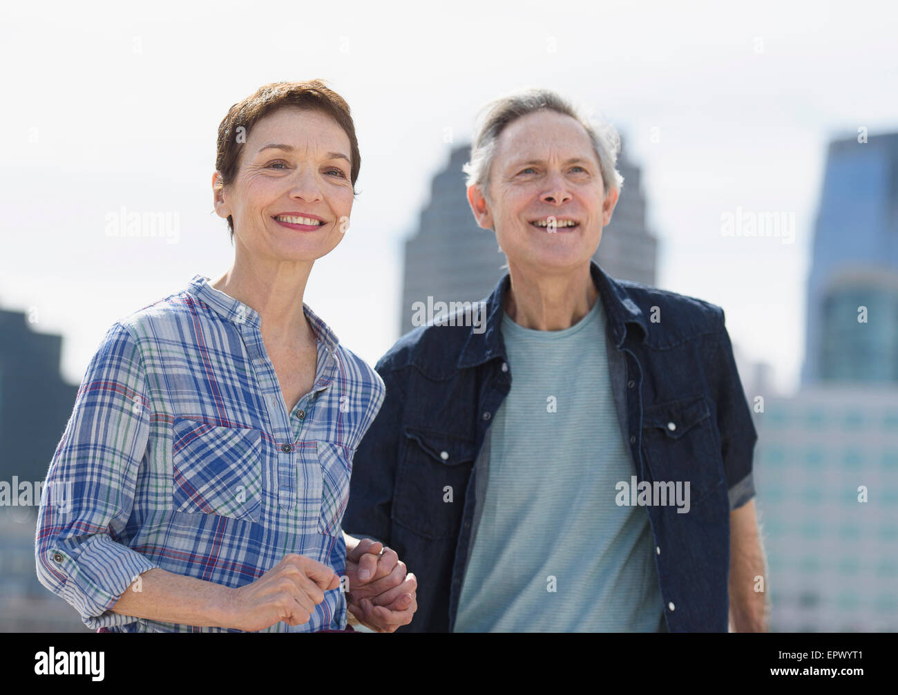 Sorridente coppia senior passeggiate in città Foto Stock
