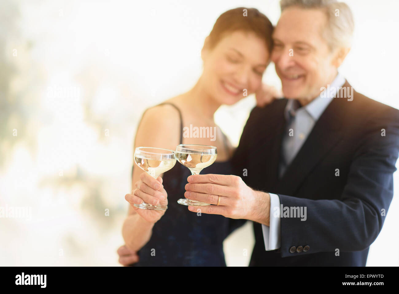 Elegante coppia senior che festeggiano il loro anniversario con toast champagne Foto Stock