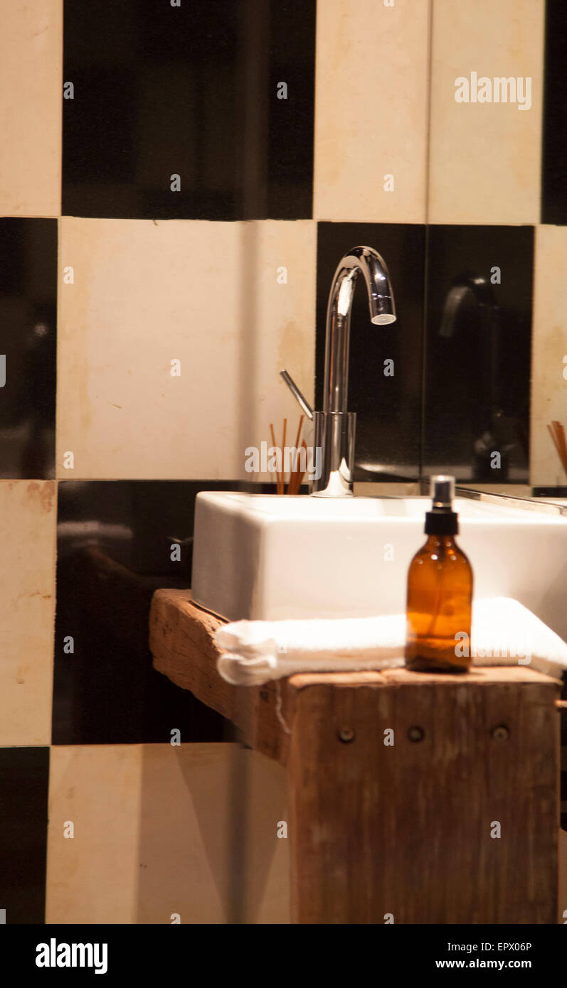 Acciaio inossidabile rubinetto e lavandino con piastrelle bianche e nere in South African home Foto Stock