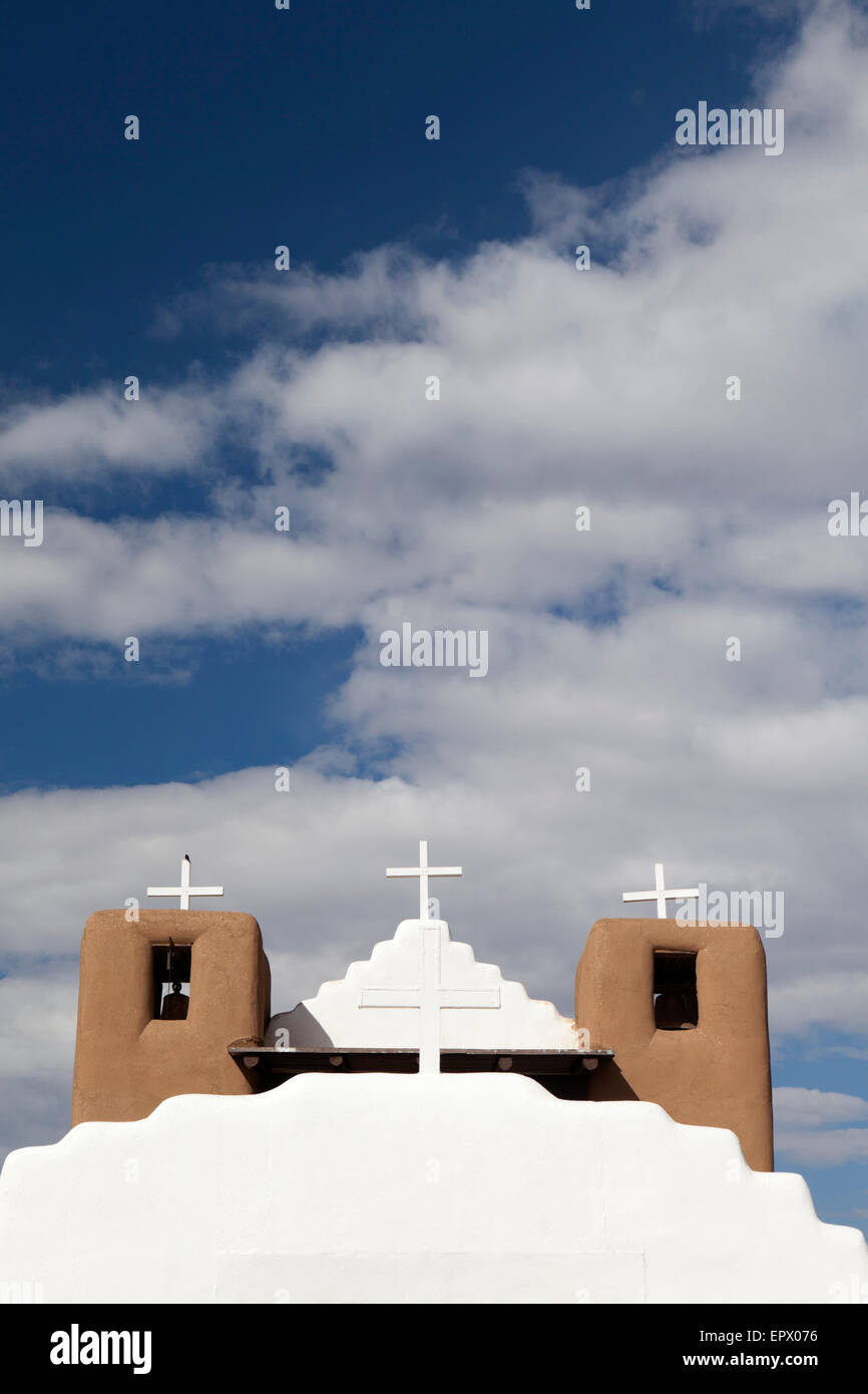 Crocifissi adornano la San Geronimo chiesa a Taos Pueblo, Nuovo Messico, Stati Uniti d'America. Foto Stock