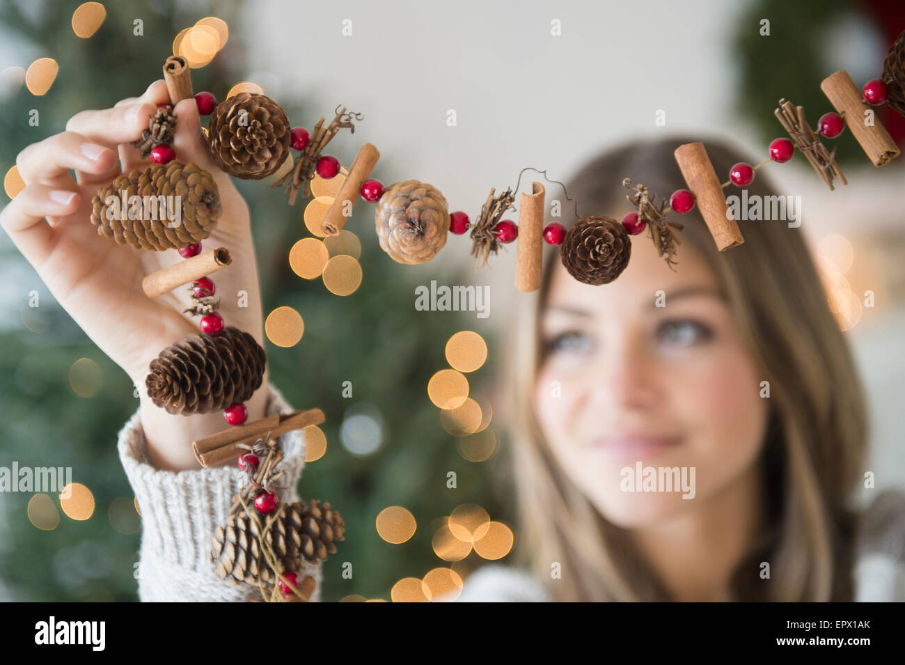 La donna la preparazione di decorazione di Natale Foto Stock