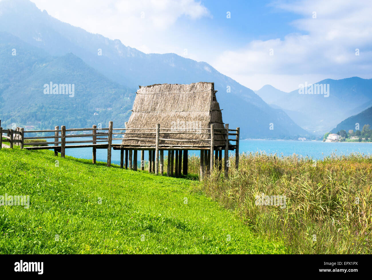 Il paleolitico palafitticolo vicino al lago di Ledro, sito UNESCO in Italia del nord Foto Stock