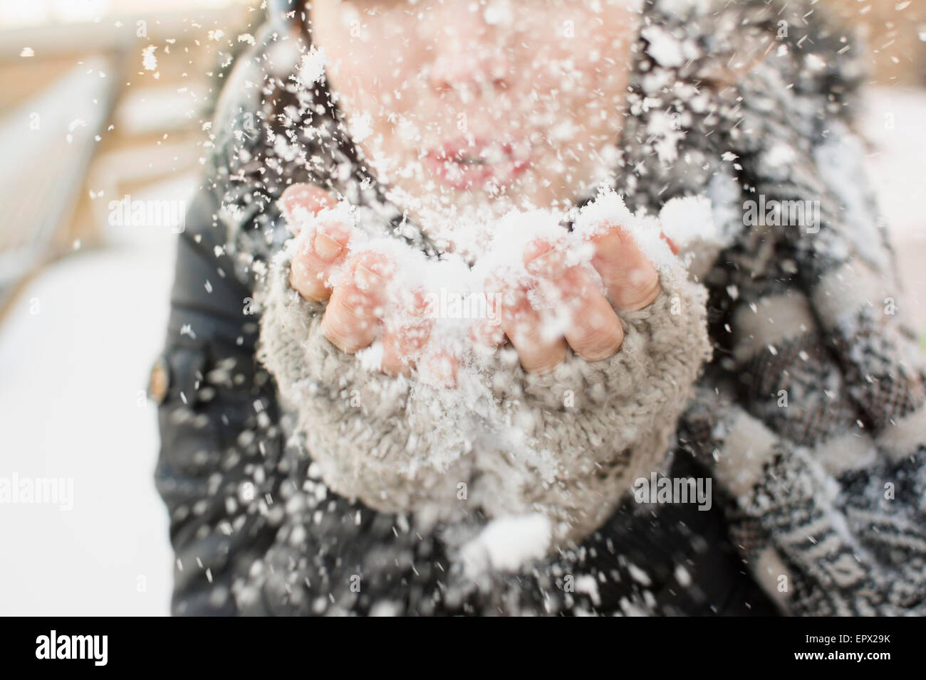 Donna lavori di soffiaggio della neve verso la telecamera Foto Stock