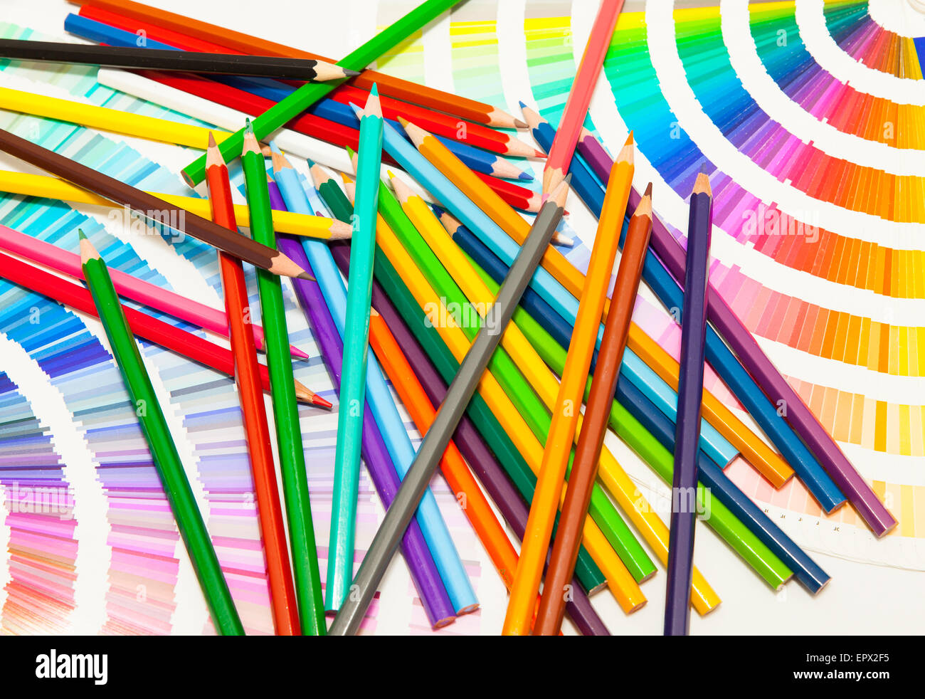 Matite colorate e grafico a colori di tutti i colori Foto Stock