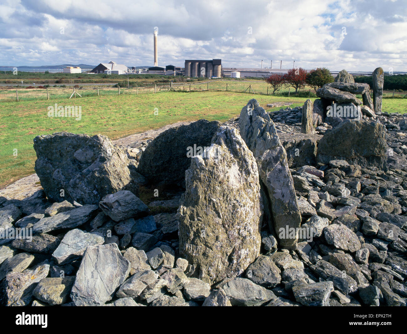 Trefignath tomba neolitica guardando verso est in direzione di Anglesey Aluminium factory, Holyhead, Anglesey, Galles del Nord Foto Stock