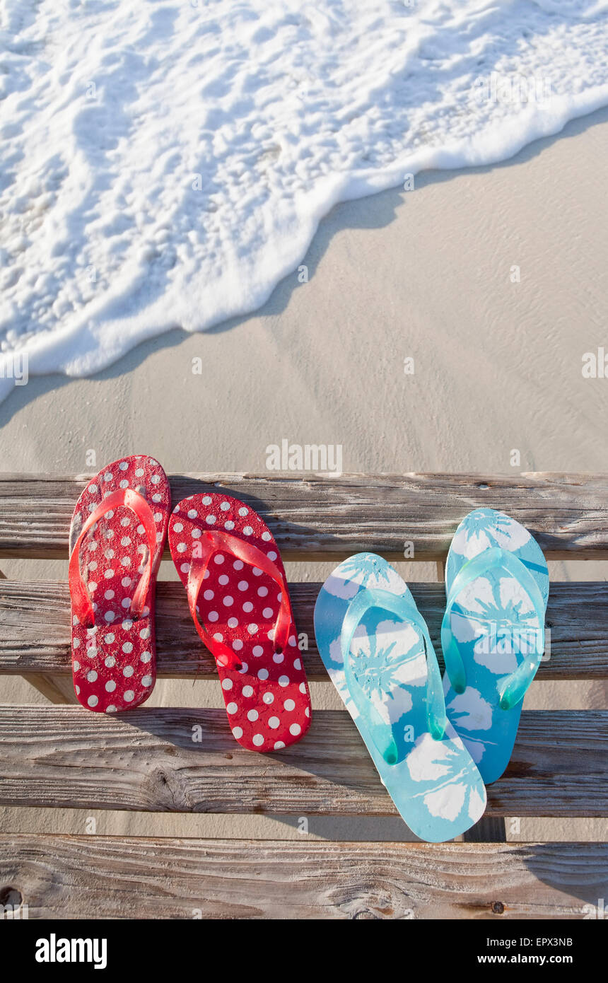 Il flip flop sul molo dal mare Foto Stock