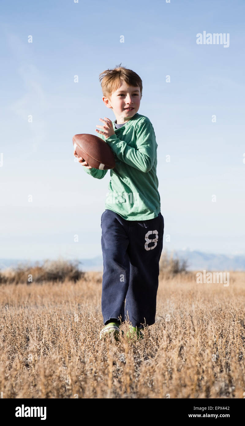 Stati Uniti d'America, Colorado, ragazzo (6-7) giocando a calcio Foto Stock