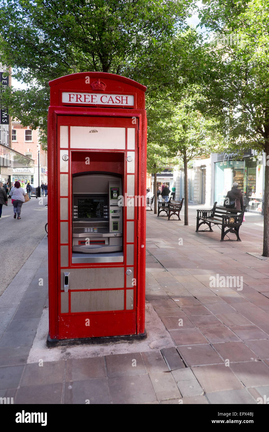 Macchina in contanti in un BT telefono rosso scatola, Worcester High Street Foto Stock