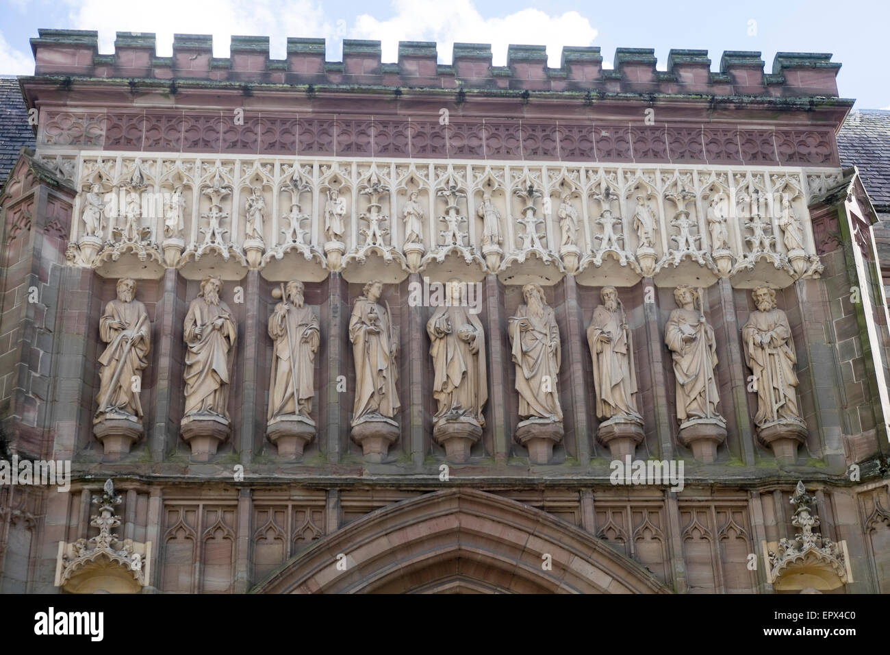 Statue sopra la porta nord, cattedrale di Worcester Foto Stock