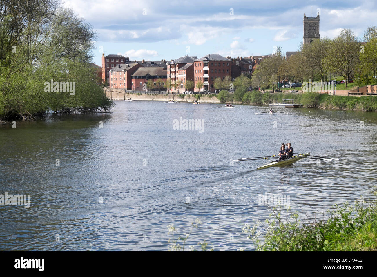 Università di Birmingham rowing club di formazione sul fiume Severn a Worcester Foto Stock