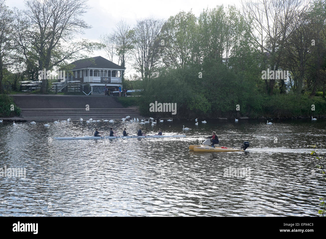 Università di Birmingham rowing club boathouse sul fiume Severn a Worcester Foto Stock