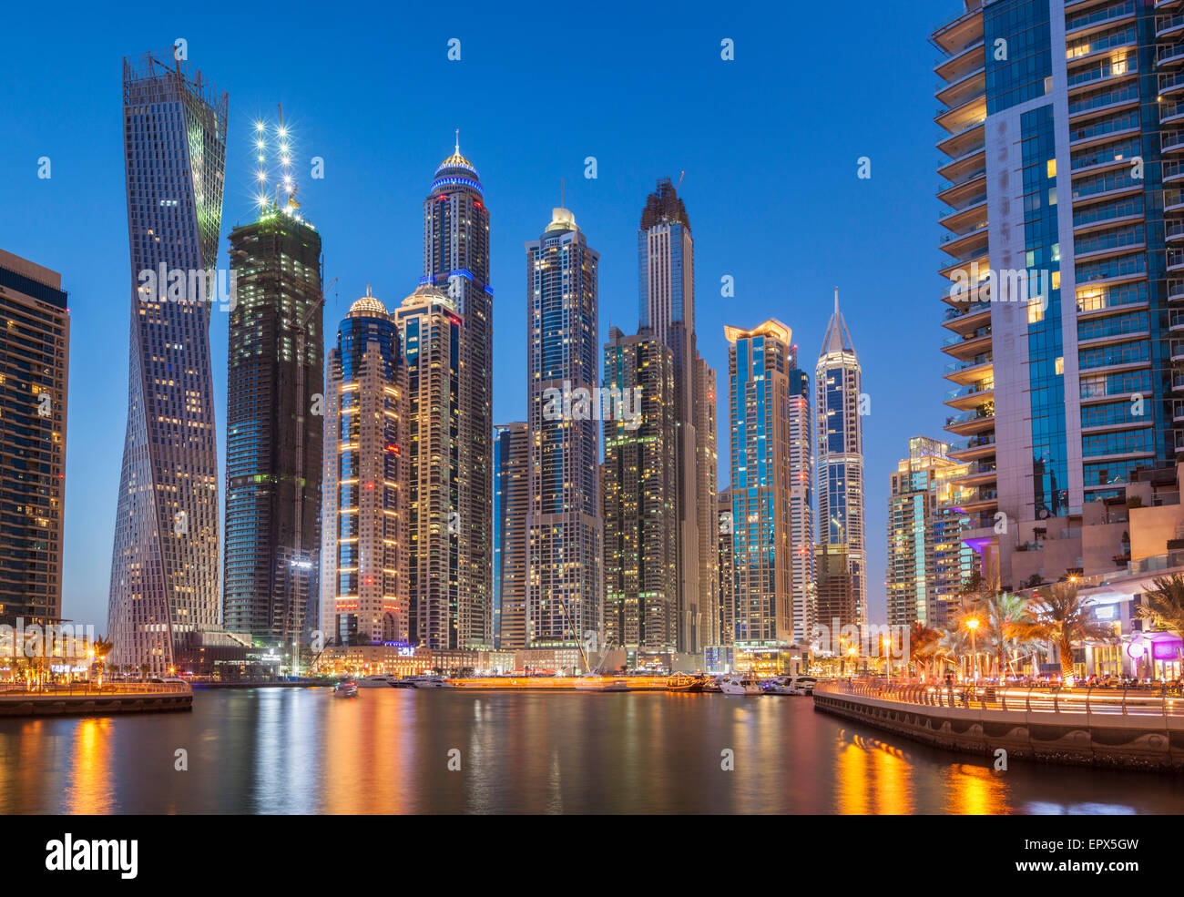 Marina di Dubai skyline notturno, città di Dubai, Emirati Arabi Uniti, Emirati arabi uniti, Medio Oriente Foto Stock