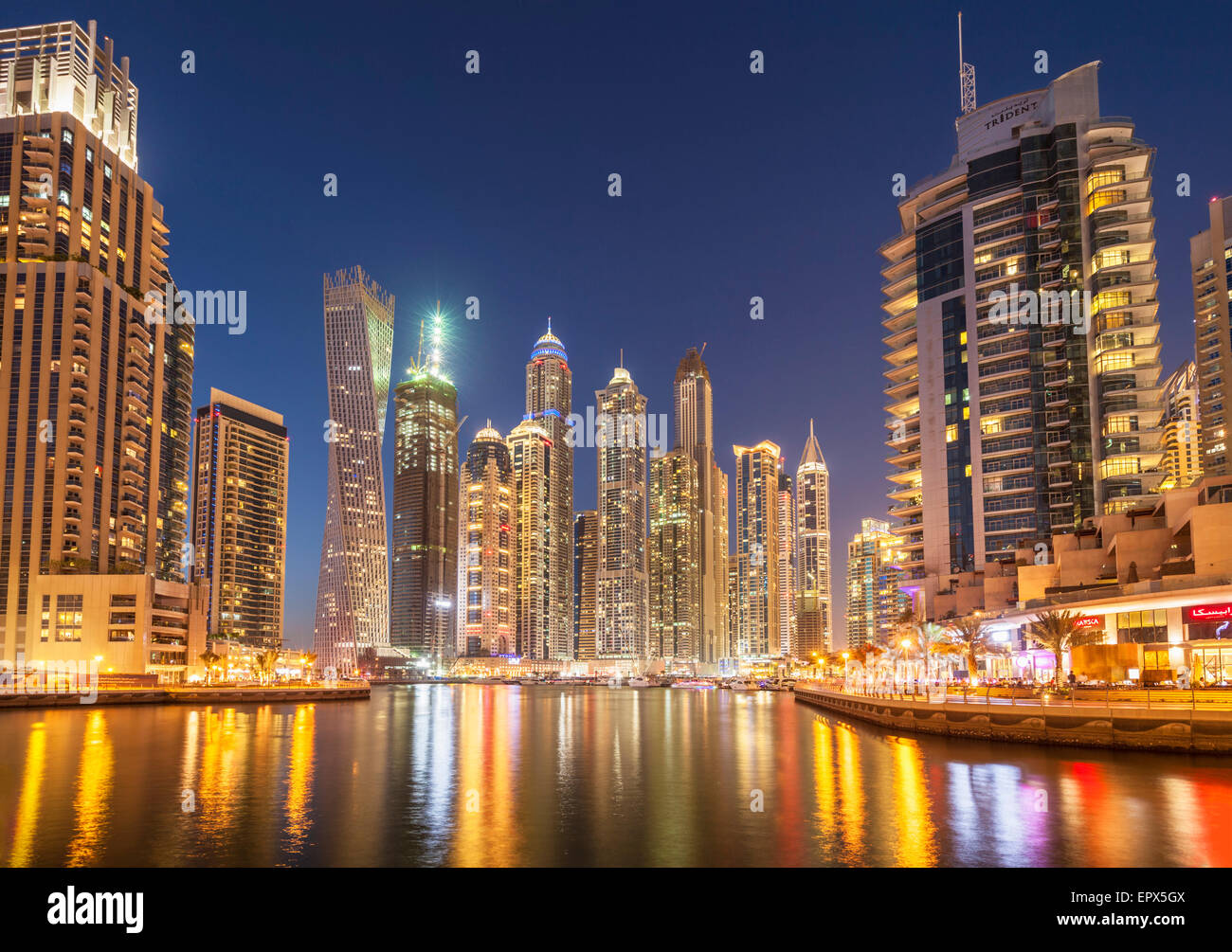 Marina di Dubai skyline notturno, città di Dubai, Emirati Arabi Uniti, Emirati arabi uniti, Medio Oriente Foto Stock