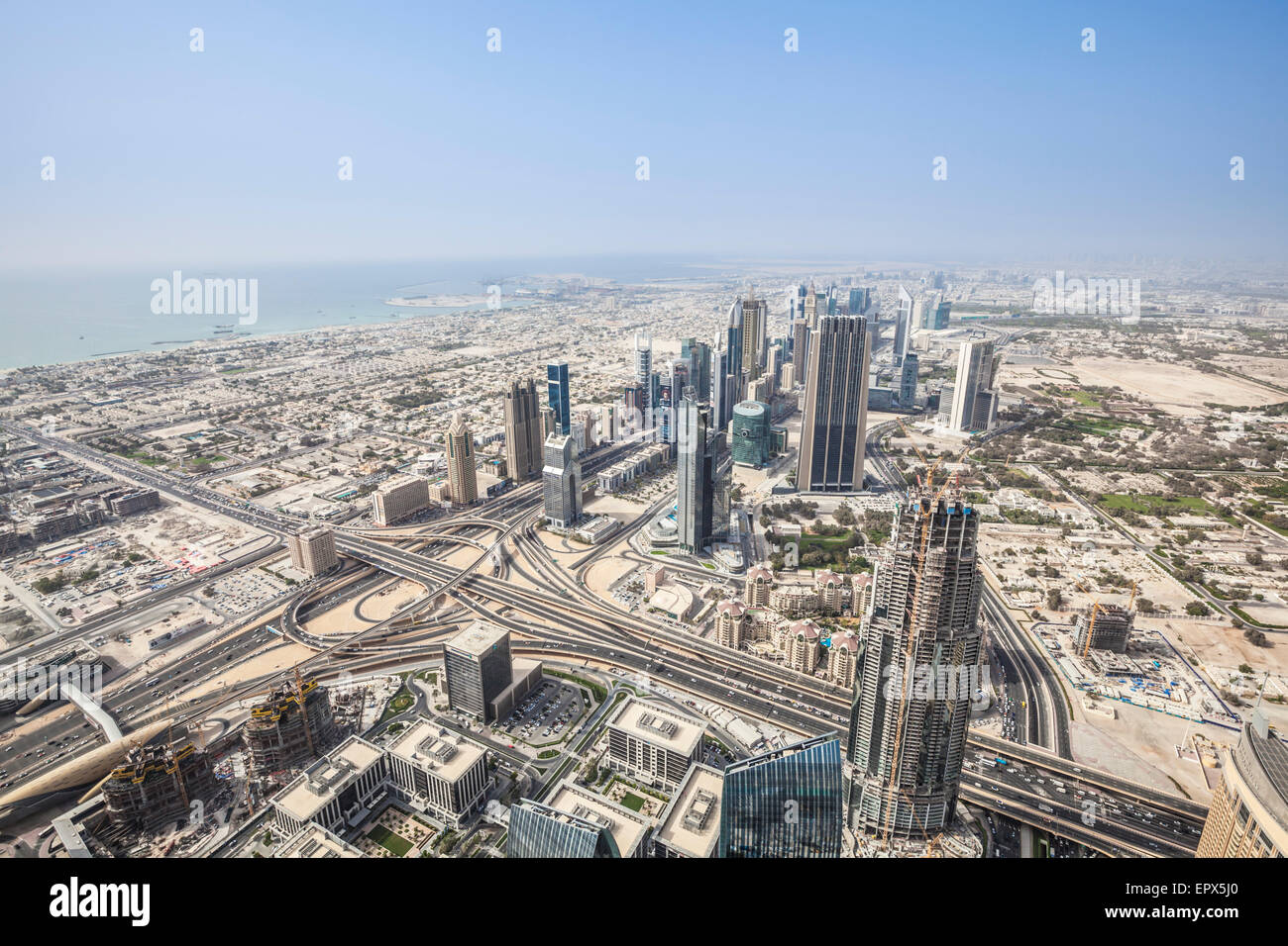 Vista della Sheikh Zayed Road da Burj Khalifa Observation Deck, città di Dubai, Emirati Arabi Uniti, Emirati arabi uniti, Medio Oriente Foto Stock