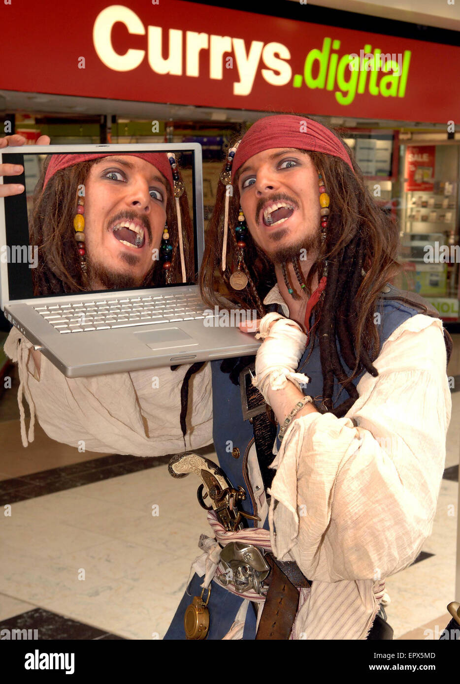 "Pirati di Wolverhampton'. Jack Sparrow lookalike Johnny Paton ha lanciato oggi il nuovo online instant win gioco, "Pirati dei Caraibi", per la lotteria nazionale a Currys nel centro Mander. Per ulteriori informazioni chiama Julian Fisher su 01543 258182 o 715809 07970 Foto Stock