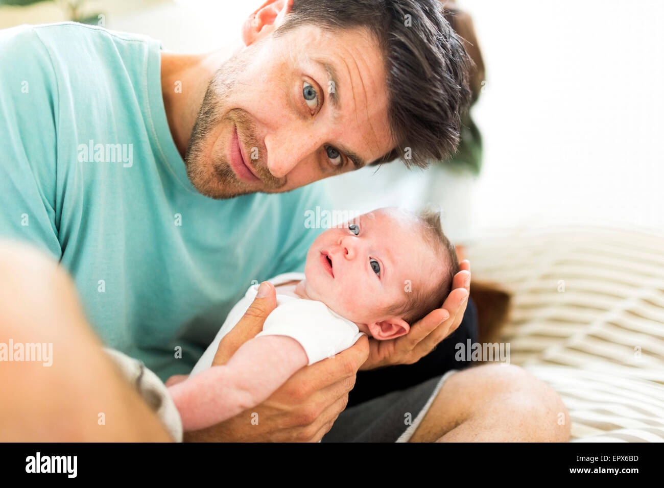 Ritratto di uomo con baby boy (6-11 mesi) Foto Stock
