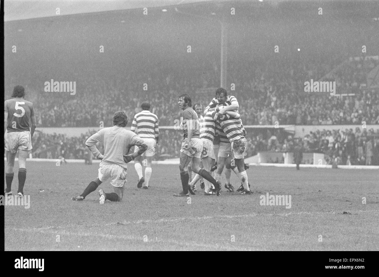 Il 1975 Glasgow Cup finale contestato tra Rangers e Celtic all'Hampden Park il 10 maggio, 1975. Il gioco ha finito in un 2-2 disegnare e le regole del concorso forebade tempo extra. Il replay non ha mai avuto luogo. Foto Stock