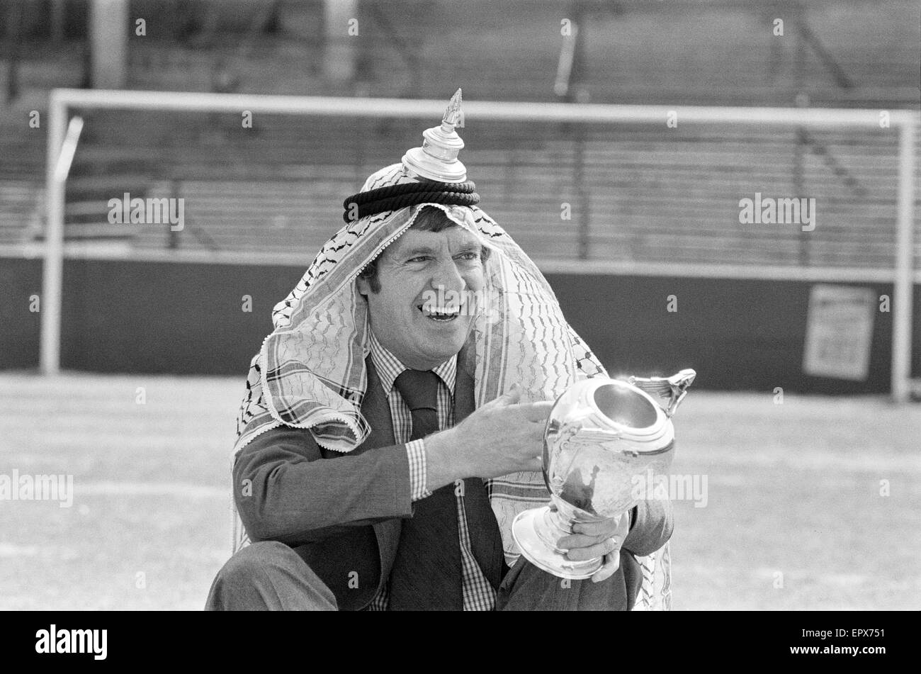 Southampton giocatori . FA Cup funzione. Il 26 aprile 1976. Mostra: Manager Lawrie McMenemy INDOSSARE COPRICAPO arabi che è stata inviata a lui per buona fortuna, da un ventilatore in Abu Dubai. Nick Holmes rivestimenti della sua barba in uno specchio. Mick Channon si rilassa nella vasca da bagno. Il portiere Foto Stock