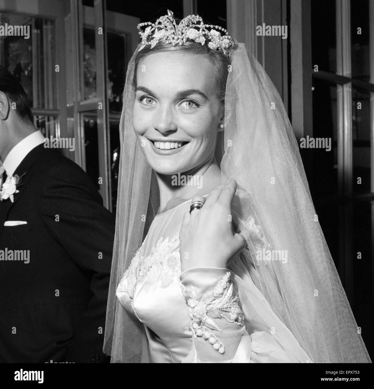 Shirley Eaton, TV e attrice cinematografica di età compresa tra i 21, nozze a Colin Rowe Lenton anni 27, St Mary, Kenton, Middlesex, lunedì 5 agosto 1957. Foto Stock