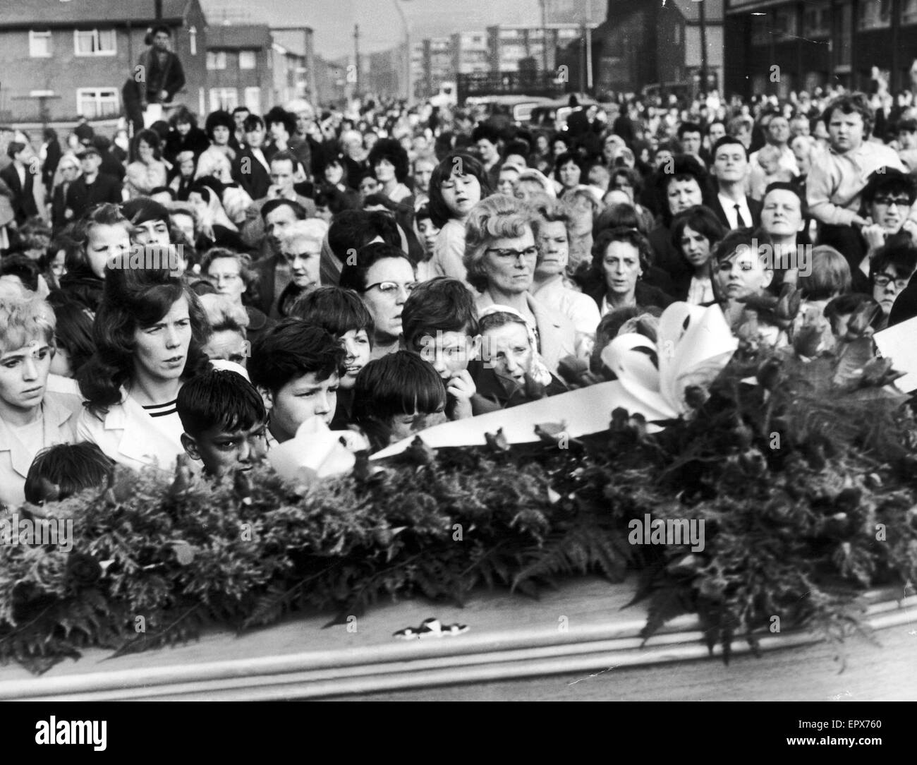 Funerali di omicidio vittima Lesley Ann Downey, con grande folla fuori Trinità Chiesa Metodista, Ancoats, Manchester, ottobre 1965. Lesley Ann Downey era 10 anni quando è stata rapita da Hindley e Brady da una fiera a Manchester il Boxing Day Foto Stock